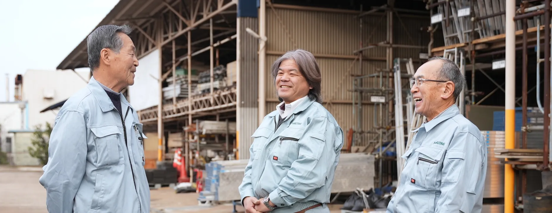 現場で談笑する作業員