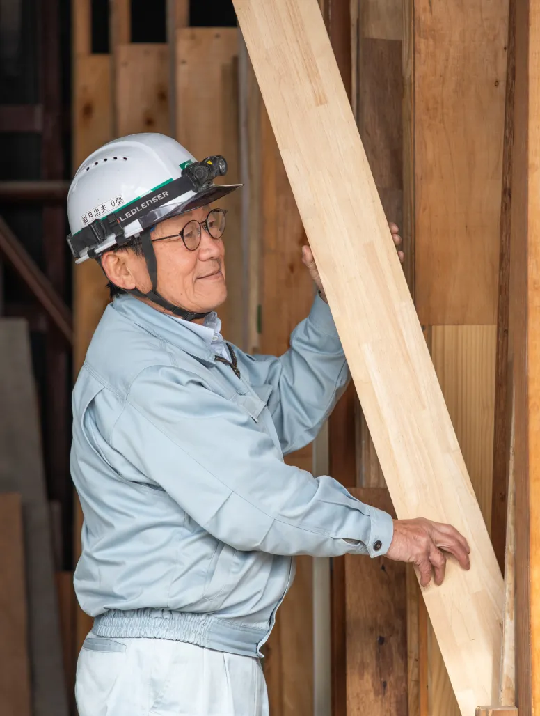 木材の品質や仕上がりを目視で真剣に確認するT・Iさん
